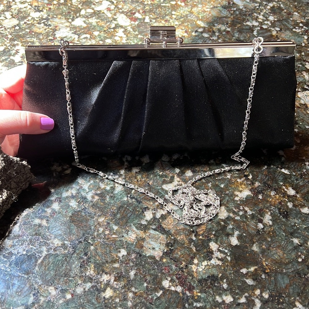 Chained clutch - Picture 3 of 8